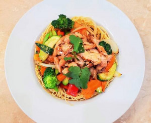 X4. POULET SAUTÉ AUX LESGUMES SUR NOUILLES CROUSTILLANTES