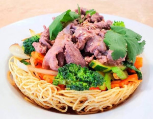 X6. BOEUF SAUTÉ AUX LESGUMES SUR NOUILLES CROUSTILLANTES