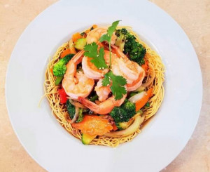 X7. CREVETTES SAUTÉ AUX LESGUMES SUR NOUILLES CROUSTILLANTES