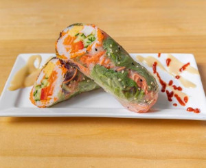 84. Maki de printemps au saumon (2 mcx) / Salmon Spring Rolls (2 pcs)