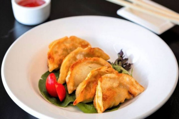 Raviolis frits au poulet et légumes