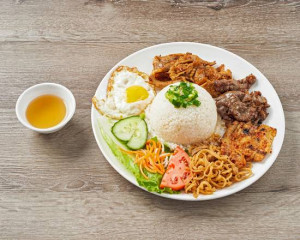 C1. CƠM ĐẶC BIỆT (Bò., heo, gà, bì, ốp la)