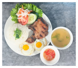 104. CƠM TẤM SƯỜN NƯỚNG HỘT GÀ ỐP LA