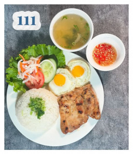 111. CƠM TẤM GÀ NƯỚNG HỘT GÀ ỐP LA