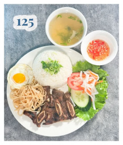 125. CƠM TẤM BÒ NƯỚNG HỘT GÀ ỐP LA BÌ