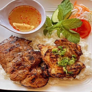 37. CƠM GÀ NƯỚNG, SƯỜN NƯỚNG