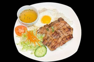 42. CƠM SƯỜN NƯỚNG ỐP LA