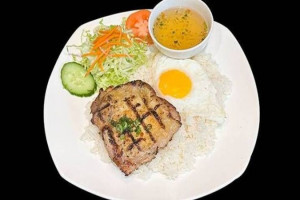 34. CƠM GÀ NƯỚNG ỐP LA