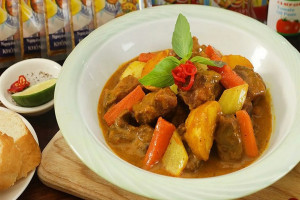 R12 Curry Chicken on Rice or Baguette