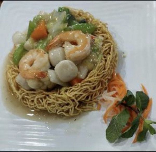 K6. MÌ XÀO DÒN ĐỒ BIỂN/ 海 鮮 炒 麵/ AVEC FRUIT DE MER/ WITH SEAFOOD