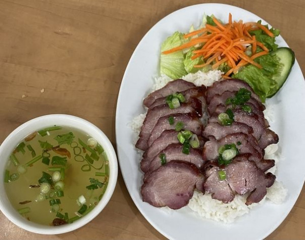 C1. CƠM XÁ XÍU/ 叉 燒 飯/ AVEC PORC BBQ / WITH BBQ PORK