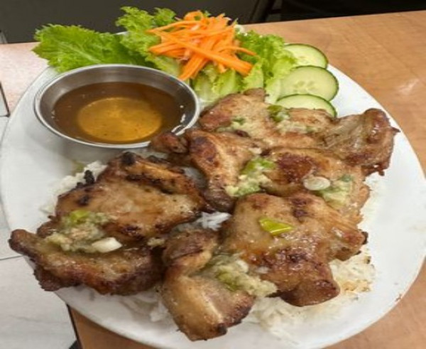 C4. CƠM GÀ NƯỚNG/ 雞 腿 飯/ AVEC POULET GRILLÉ / WITH GRILLED CHICKEN