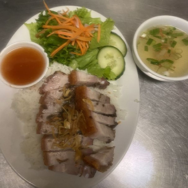 C2. CƠM HEO QUAY/ ⽕ 腩 飯/ AVEC FLANC DE PORC ROTI/ WITH CRISPY BELLY PORK