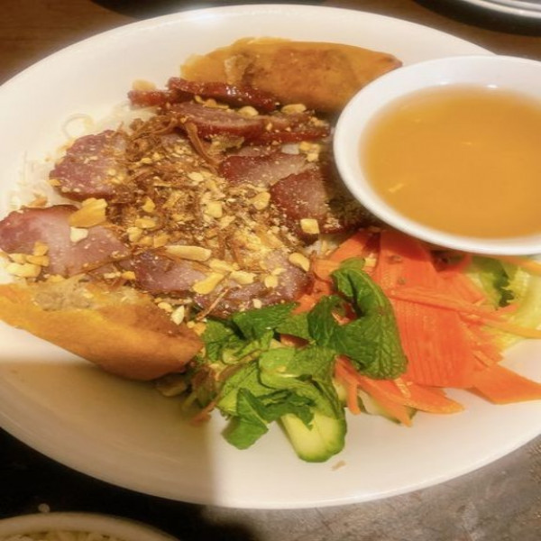 B4. BÚN HEO QUAY CHẢ GIÒ/⽕ 腩 ⽶ 粉/ AVEC PORC ROTI - ROULEAU IMPERIAL/ WITH ROASTED PORK