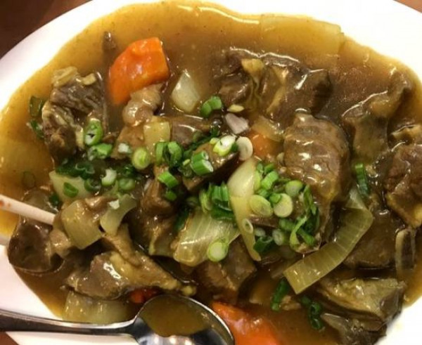 H1. CHÈVRE AU CARI SERVI AVEC PAIN/ CURRY GOAT SERVED WITH BREAD/ CÀ RI DÊ BÁNH MÌ/ 咖 喱 ⽺ 腩 麵 包