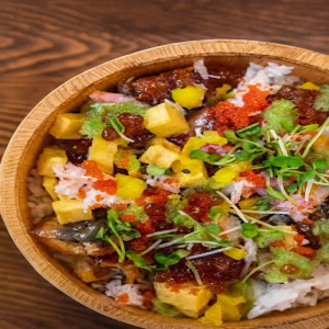 CHIRASHI ANGUILLE GRILLÉ SALADE D'ALGUES AVOCAT ET OMELETTE JAPONAIS