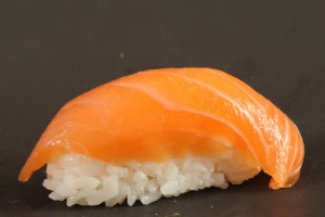 N2. NIGIRI SAUMON