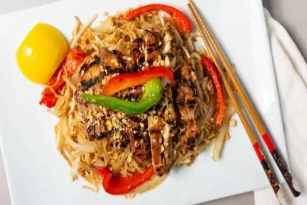 Pad Thai au poulet et légumes / Chicken Vegetable Pad Thai