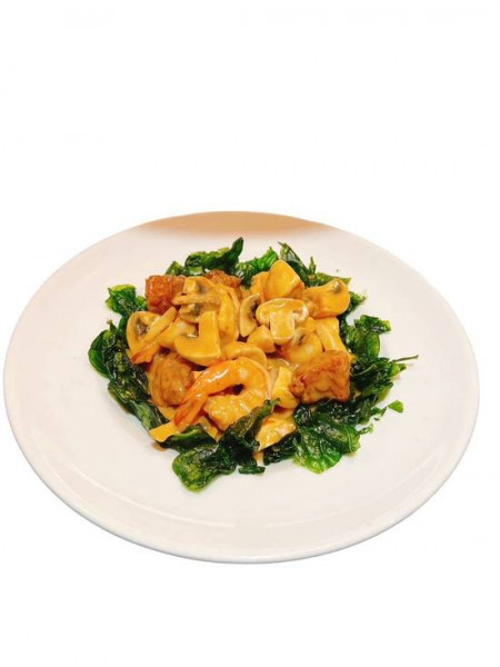 Crevettes sautées aux épinard croustillants dans une sauce aux arachides / Peanut Butter Shrimp Served with Crispy Spinach