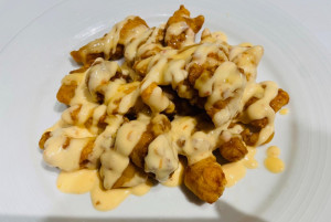 Poulet frit avec sauce mayonnaise/Fried chicken with mayonnaise sauce