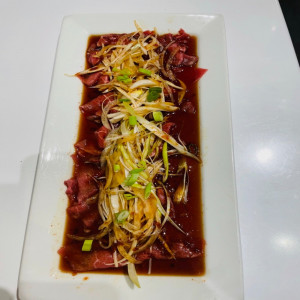 Boeuf sashimi avec sauce ponzu/Sashimi beef with ponzu sauce