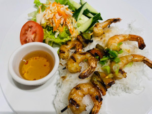 Combo Crevette grillé avec salade/Grilled shrimp with salad