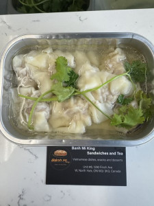 Vietnamese Wontons soup / Hoành thánh soup