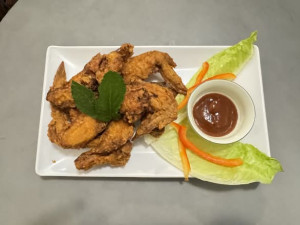 Deep fried Chicken Wing - 6 whole wings (choice of BBQ or Sweet chili sauce)
