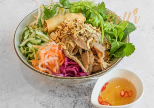 V1. Bol deluxe de vermicelles au porc barbecue et rouleaux impériaux