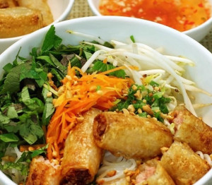 V3. Bol deluxe de vermicelles avec rouleaux impériaux