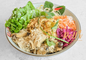 V5. Bol deluxe de vermicelles avec rouleaux impériaux végétariens, tofu et champignons