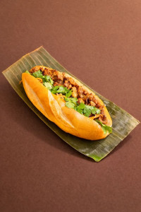 Bánh mỳ heo nướng / Grilled pork banh mi