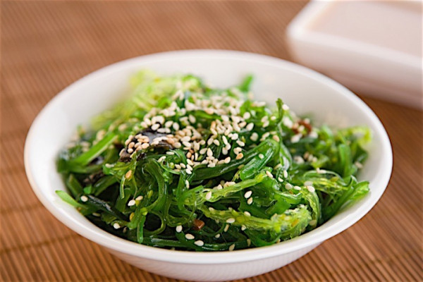 E12. Wakame Salade / Salad