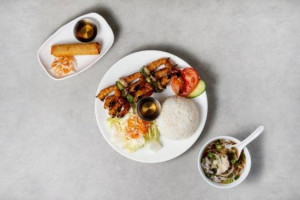 C3. Crevettes grillées et salade