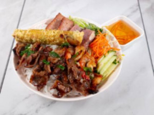31. Special Vermicelli Noodles ( grilled meatballs, pork, shrimp, spring roll, fermented pork)