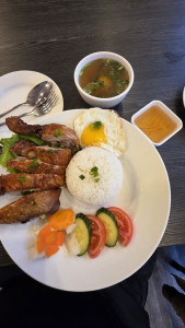 35. Deep Fried Chicken Leg w/ Steam Rice