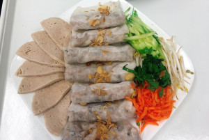 110. Bánh cuốn nóng chả lụa