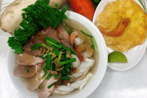 206. Hủ tiếu Nam Vang (thịt heo băm, tôm, mực, trứng cút, xá xíu, heo viên)