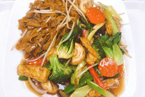 605. Hủ tiếu xào cải, nấm, đậu hũ