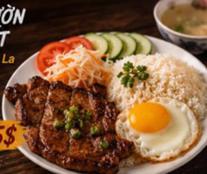 CƠM SƯỜN CỐT LẾT + TRỨNG ỐP LA